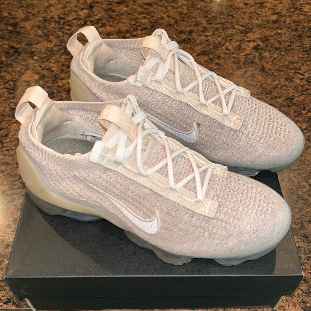 Nike Air Vapormax 2021 Flyknit ‘oatmeal’ dc9454- 101 Womens Size 7 (Gently used)